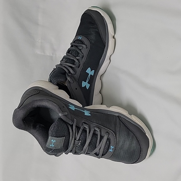 Under Armour Women's Micro G Assert Size 9. Lose material inside left shoe heel - Picture 3 of 13